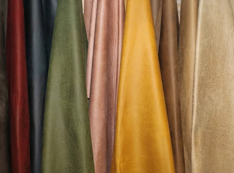 Skórzane ubrania w różnych kolorach